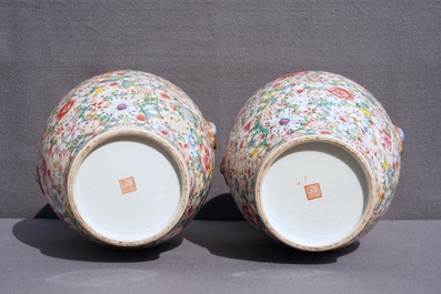 Een paar Chinese famille rose 'millefleurs' vazen, Qianlong merk, Republiek, 20e eeuw